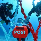 Thùng thư kỳ lạ đưới đáy Vịnh Susami